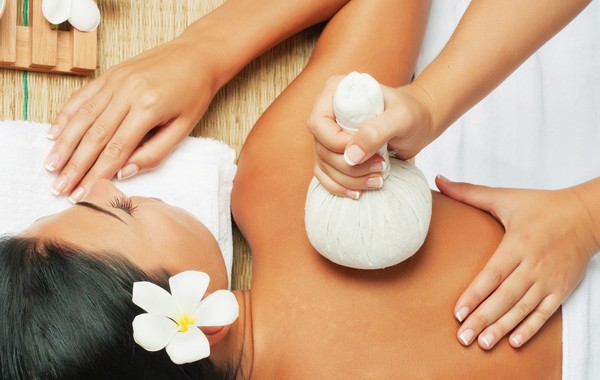Rejuvenating Herbal Stamp Massage